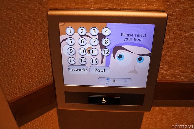 エレベーターはボタンを押すとどのエレベーターに乗ったらいいかA〜Dで表示されます。エレベーター内から行き先ボタンは押せないです。