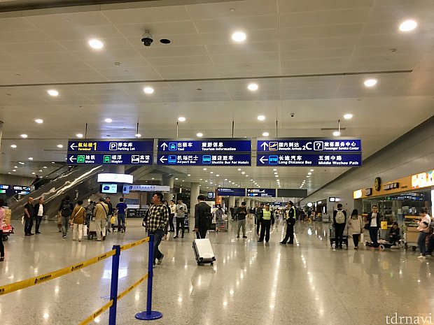 浦東空港T2の入国後のロビーです。一番左の案内看板下段にHotelとの表記が。これに沿って進みます。
