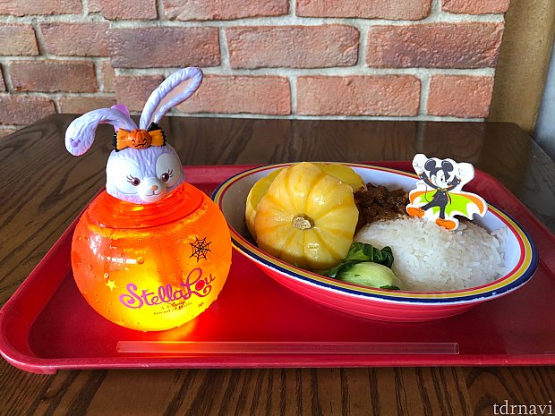 光るスーベニアドリンクとハロウィンルーロー飯。
ハーフイヤーパス割引後で合計116元(日本円で2000円弱)
コスパは悪いかな(^^;