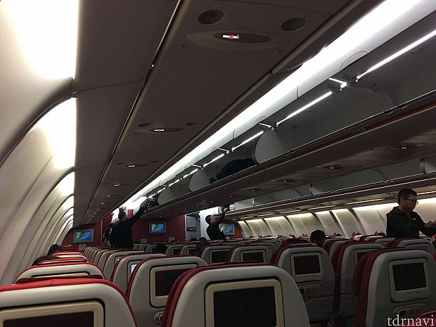 飛行機は各座席にモニター付きでした。