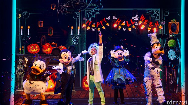 Disney 100周年 トリック・オア・トリート ミッキー トレカ 24/75 カラフルな衣装やおばけなどに仮装したミッキー＆フレンズ、プー