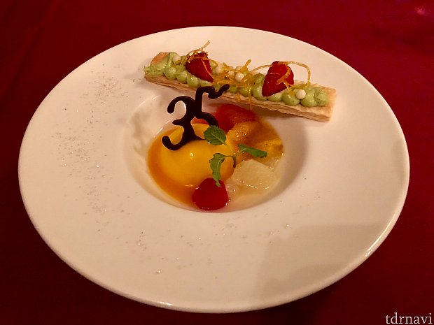 デザートはフロマージュプランのムース。
35周年の部分はチョコでできてます。