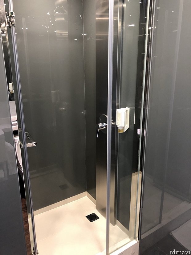 バスタブが無い部屋だとこういった感じのシャワー室です。
