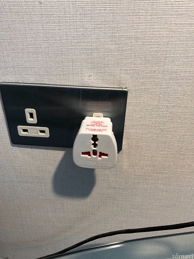 日本のものがそのまま差し込める口が一個(右側)ついています。部屋のあちこちにコンセント口がついているので、変換プラグを持って行けばたくさん同時に充電できます。