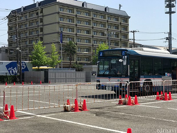 R6内に送迎バス乗り場があります。
