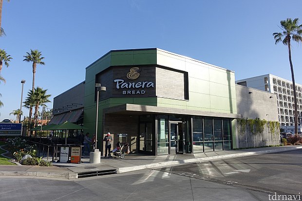 マクドナルドの隣りにある「Panera Bread」