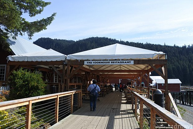 COOKHOUSE RESTAURANTもきれいな建物です。