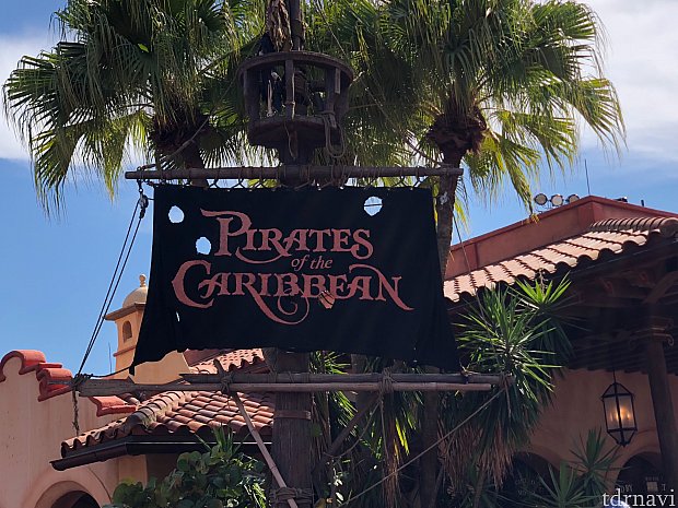 米ディズニーランドの「スモールワールド」と「カリブの海賊」のお土産本、解説本 WDW！】写真に対応したカリブの海賊！（フロリダ）