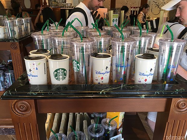 ディズニーパークのロゴが入ったタンブラー2種。ホットとコールドのがあります。アメリカのディズニーパークで売っているものと同じなはず