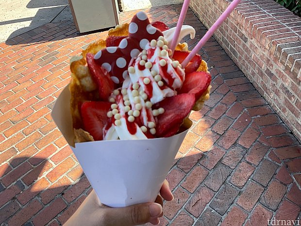 Disney ワッフル 公式】ミッキーワッフル、マンゴーホイップとメイプルソース