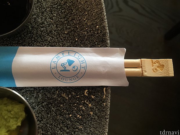 Crab and Tuna Rollを頼んだらついてきたお箸。お店オリジナルのようです。
先端は折ると箸置きになります!