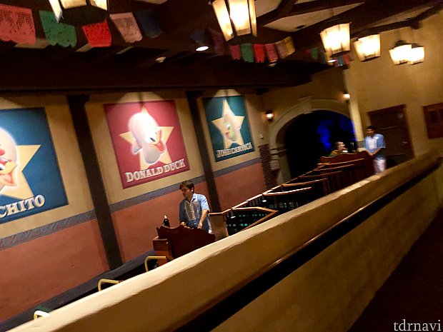 グランフィエスタツアーのボートライドでは、もちろん待ち時間無く、しかも僕達のグループだけのボートと、また「贅沢乗り」体験できました。ここでは嘗てTDLにあった「ミッキーマウスレビュー」から引っ越して来た、ドナルド、ホセ、パンチートの3人に会えると言う事ご存知でした?