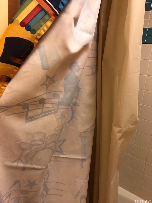シャワーカーテンは二重なのでトイレがびしょ濡れになる心配せずに安心してシャワーを浴びることができました。