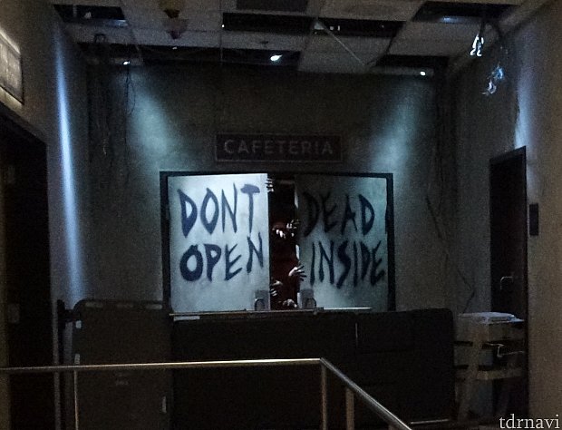 「DONT OPEN DEAD INSIDE」と書かれたドアからゾンビの手が…。気持ちの悪いうめき声が響いています。1話のこのシーンは印象的でしたよね。