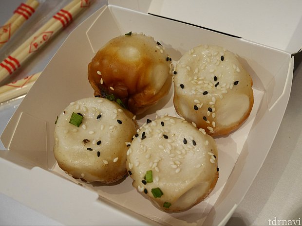 アツアツのスープがこぼれないよう、少しかじってそこからスープをすするらしいです!美味しかった☆
