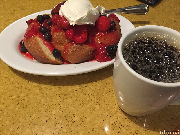 こちらがデザート。飲み物をホットコーヒーに変更させてくれました。