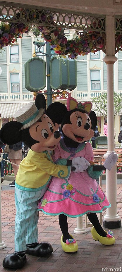 午前中はイースターコスだったのに午後はノーマルコスに