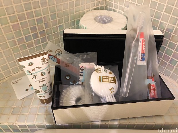 トイレの上にアメニティグッズが入ってるBOXが置いてありました。