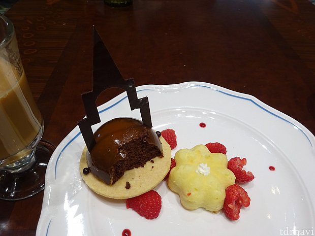 ムースの中身と台のスポンジケーキはこんな感じです。