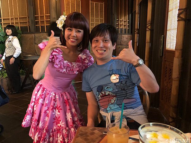 極稀ですが、フラのお姉さんと撮影できることもあります。
かなりレアなので、撮れるタイミングがあったらぜひ撮りましょう!