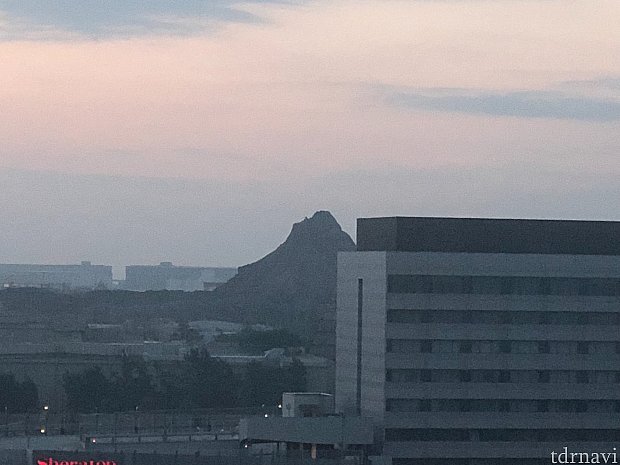 正面はプロメテウス火山🌋