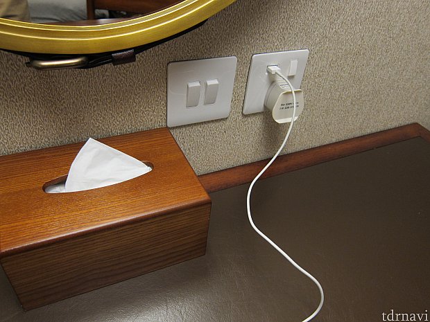 USBの充電口があるのと、コンセントアダプタが部屋に1つあるので、特に何も用意しなくても充電できるのはありがたい。
