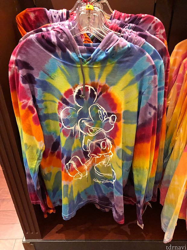 今年は更にパーカーバージョンが登場。Tシャツのように薄い生地のパーカーです。$44.99
