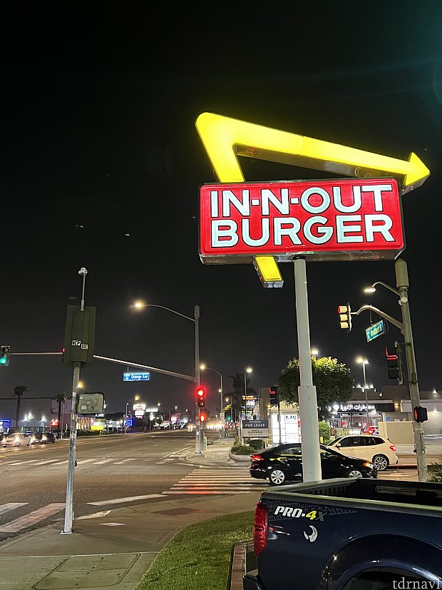 DLRからUberで15分弱。インアンドアウトバーガーに行ってみました！