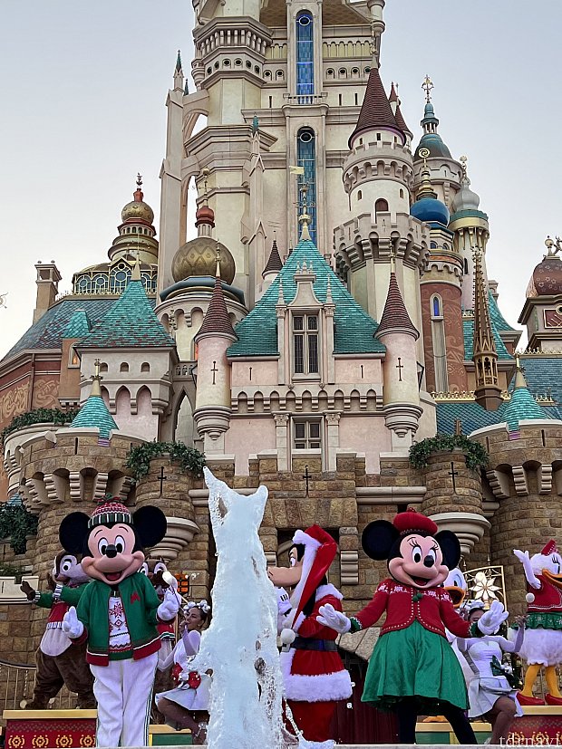 ディズニーランド　貴重グーフィー サンタ Disney ディズニー ディズニークリスマス】グーフィーがサンタに! 香港のクリスマス
