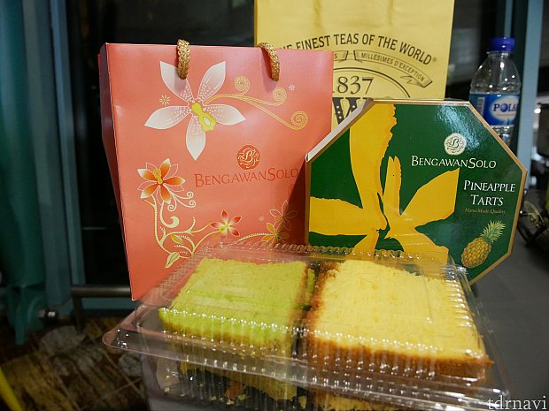 パイナップルパイとパンダン味のシフォンケーキを買いました!とってもふわふわで美味しかった♪