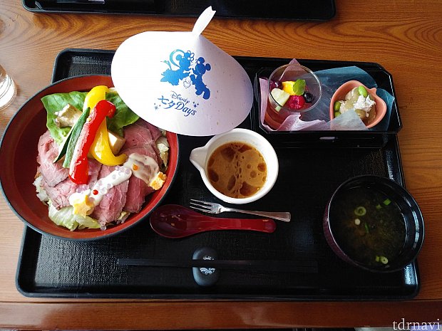 蓋をあけるとローストビーフ丼が💡