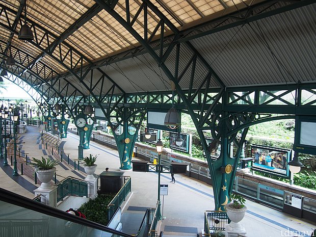 駅。もうここですでにワクワクする。ディズニーさんわかってる…入り口って大事。