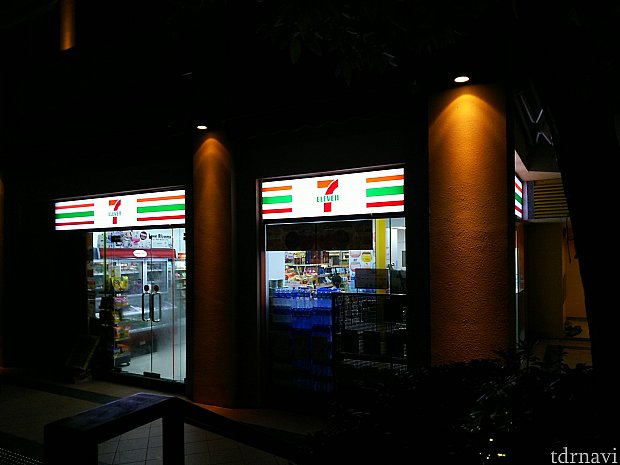 ホテルからすぐの7ELEVEN。見たらすぐにわかります。