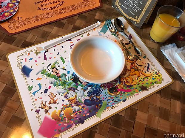 食事がいらない子供にはフォークとスプーン、お皿が用意されます。
あと右上に見えるのが100%オレンジジュース。
敷物は35周年柄でした。