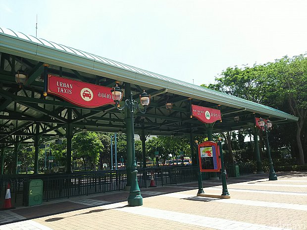ランドのタクシースタンド。写真は反対側からですが、パークからだと、手前から青⇒緑⇒赤の乗り場になります。