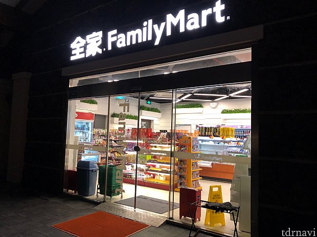 外に出たところにあったファミマ。なんだかんだ1番テンションがあがった気がします。