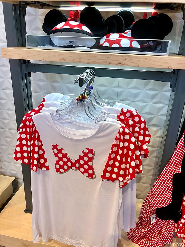シンプルそうで派手なTシャツ。