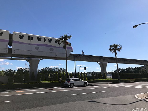 ホテルを出て横断歩道を渡るとリゾートラインステーションです。本当に近い!