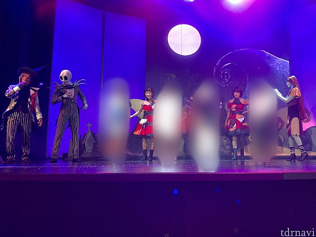 再びジャックとサリーが登場!
仮装したゲスト達がステージ上に。