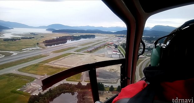 国際空港そばのヘリポートから離陸