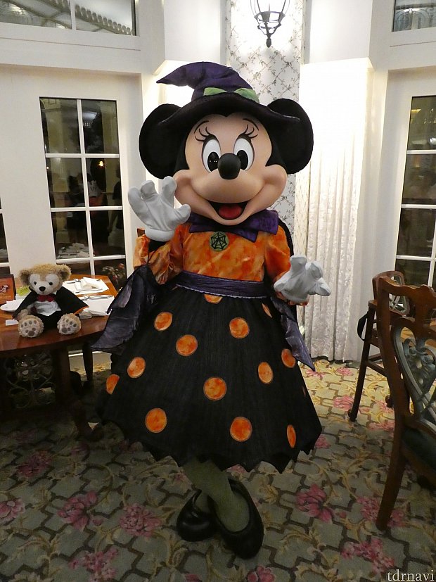 ミニーちゃんは魔女。
黒地にオレンジドットがハロウィンらしい❤️