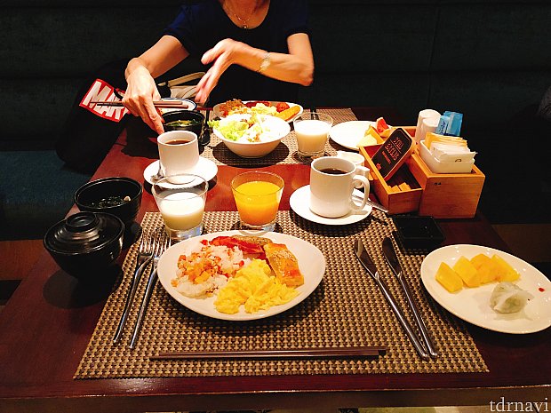 2日目の朝食はソファー席ではありませんでした