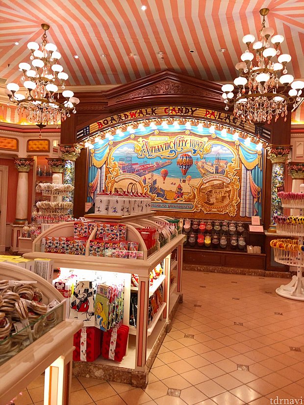 お店の中はお菓子だらけでとってもかわいい!💓