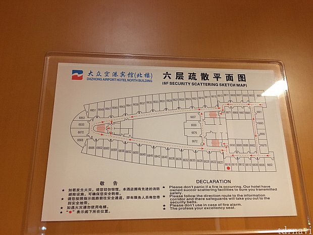 北館の避難経路図。真ん中のエレベーターは4台あります。二泊目はエレベーターホール出てすぐの吹き抜けに面した部屋でした。