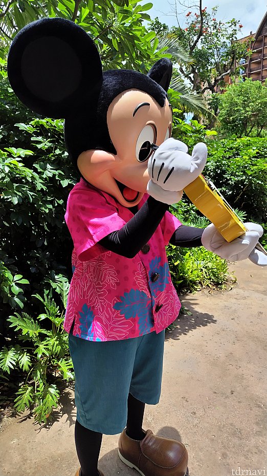 キャラクターにサインを貰おう！（アウラニ）
