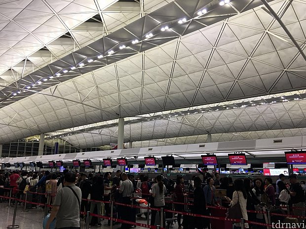並んでいる人が多いので自動チェックイン機械へ。