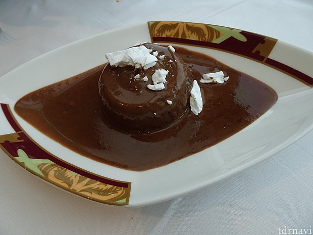 パロブランチで突如出てきたチョコレートラヴァケーキ。
英語がわからずなんでいただけたのか不明ですが、ディナーのデザートになっているラヴァケーキを食後にサーバーさんが持ってきてくれました!クルーズ内で一番おいしかったメニューです。チョコ×チョコ×チョコ!