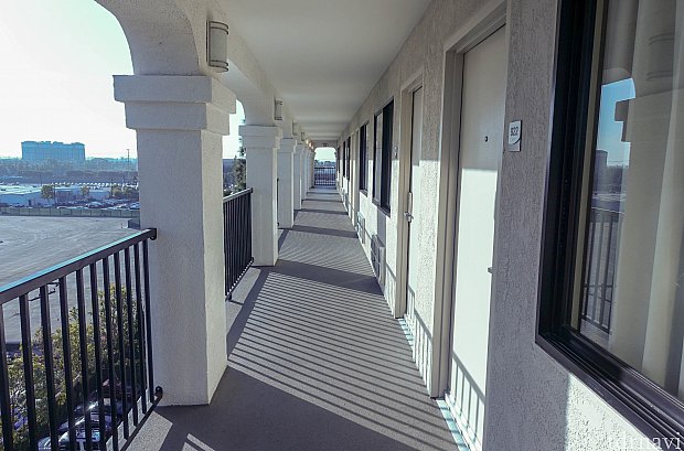 エレベーターを降りて、このスリリングな廊下を通って部屋に向かいます。