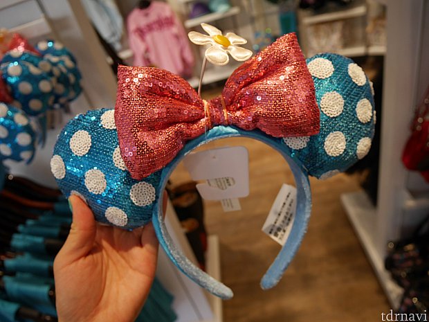 こちらもスパンコールづくし!ポイントはリボンから生えているお花!このお花のちょこんと感がかわいい🌼