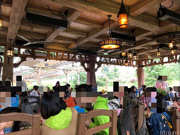 小雨が降る土曜の11:30頃。屋根の下の席は満席